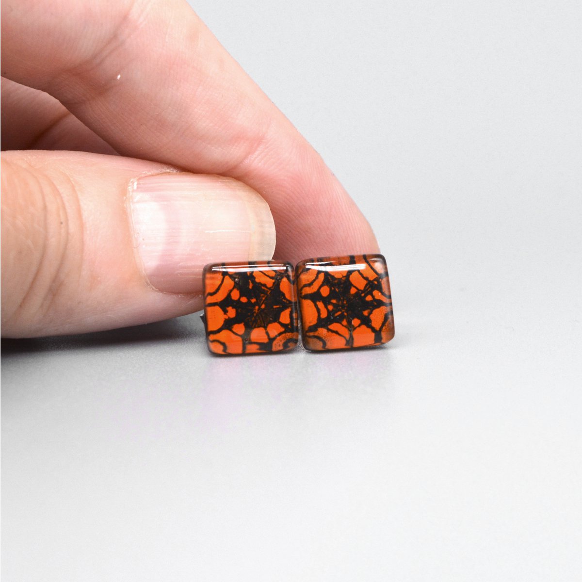 Leuke oorbellen met spinnenwebknopen, oranje kleur, gerecycled glas en sterling zilver