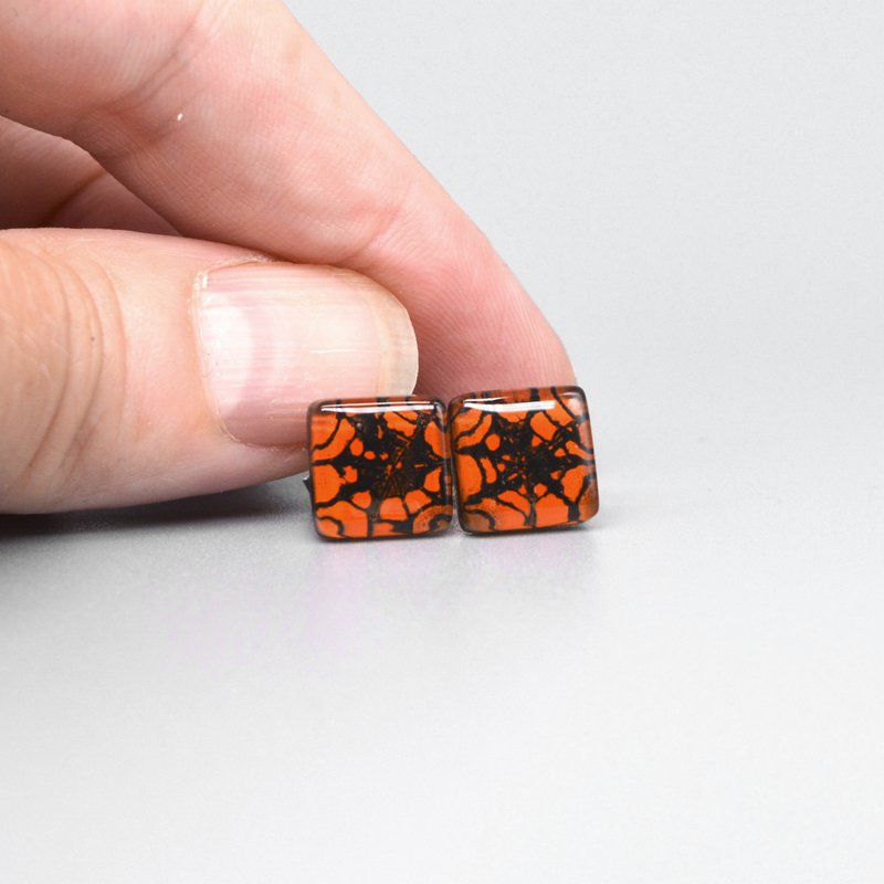 Divertenti orecchini a bottone a ragnatela, colore arancione, vetro riciclato e argento sterling