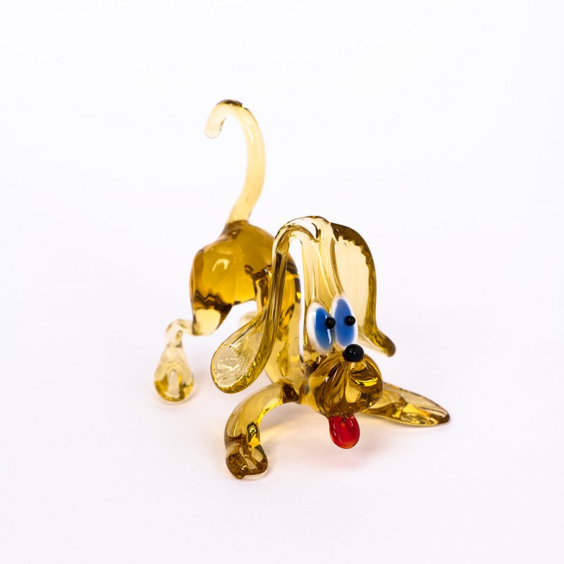 Glasdyr, der leger hund