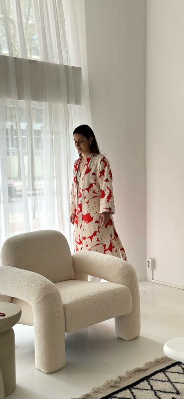 Kimono Sakura - 100% cotone con motivo contemporaneo in rosso sakura e bianco sporco, può essere utilizzato come accappatoio o per la casa ma anche come giacca