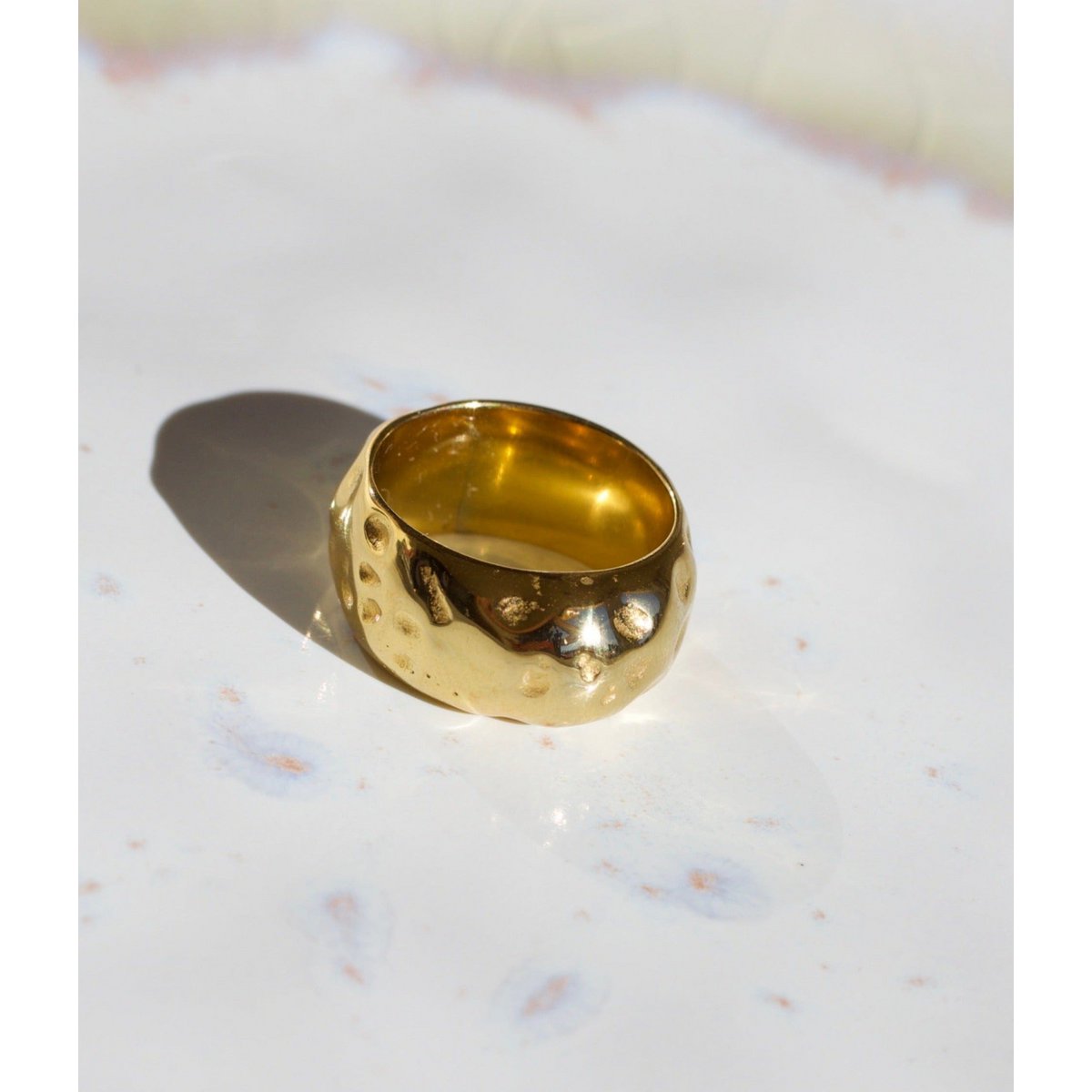 Fascia in lamina d'oro e anello di perle