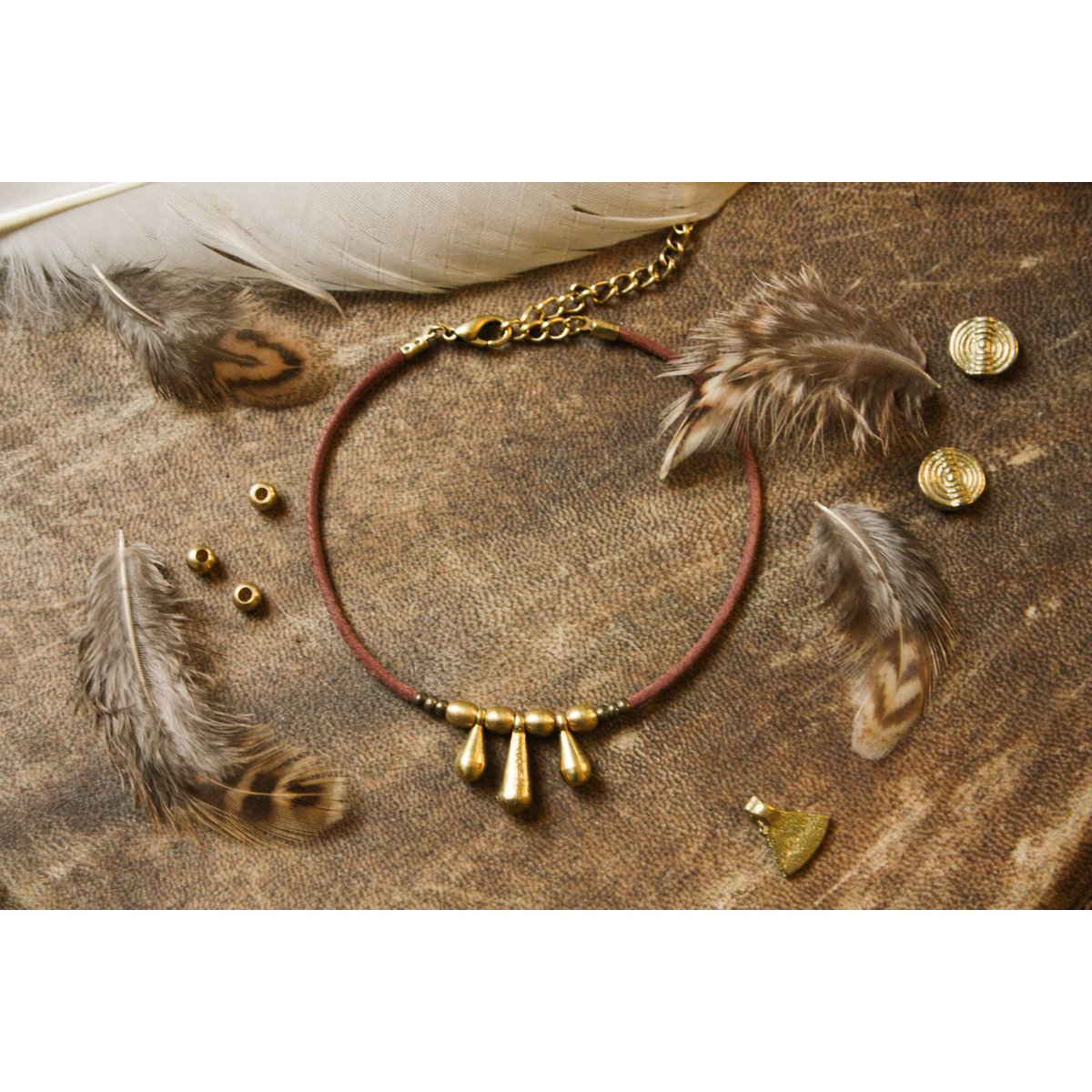 Pulsera de cuero 3 pequeños colgantes de latón » Hecho a mano