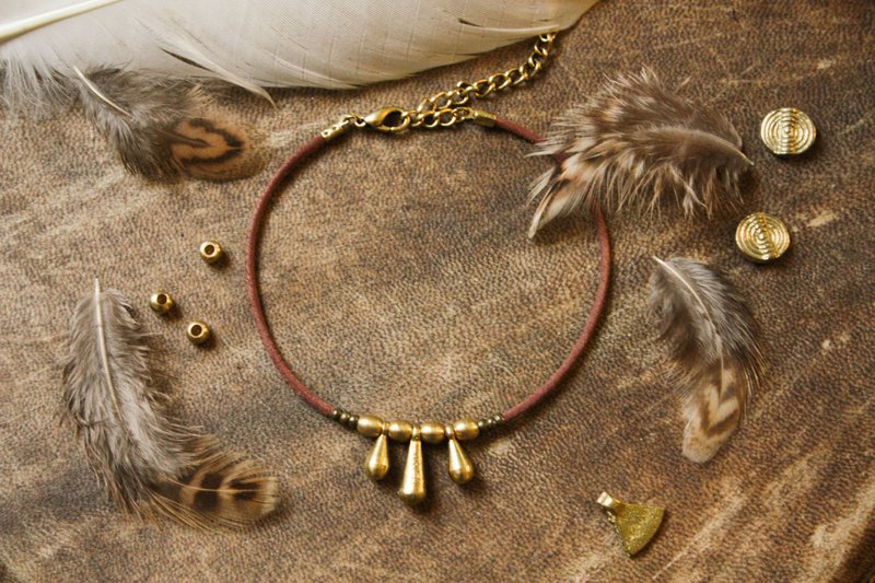 Bracelet cuir 3 petites breloques goutte laiton » Fait main