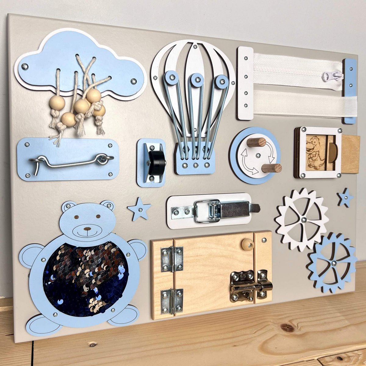 Håndlavet Extra Small Blue & Grey Busy Board – Baby boy XS