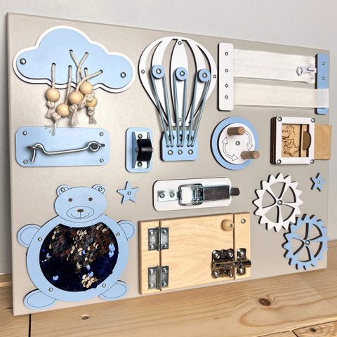 Handgefertigtes extra kleines blaues und graues Busy Board – Baby Junge XS