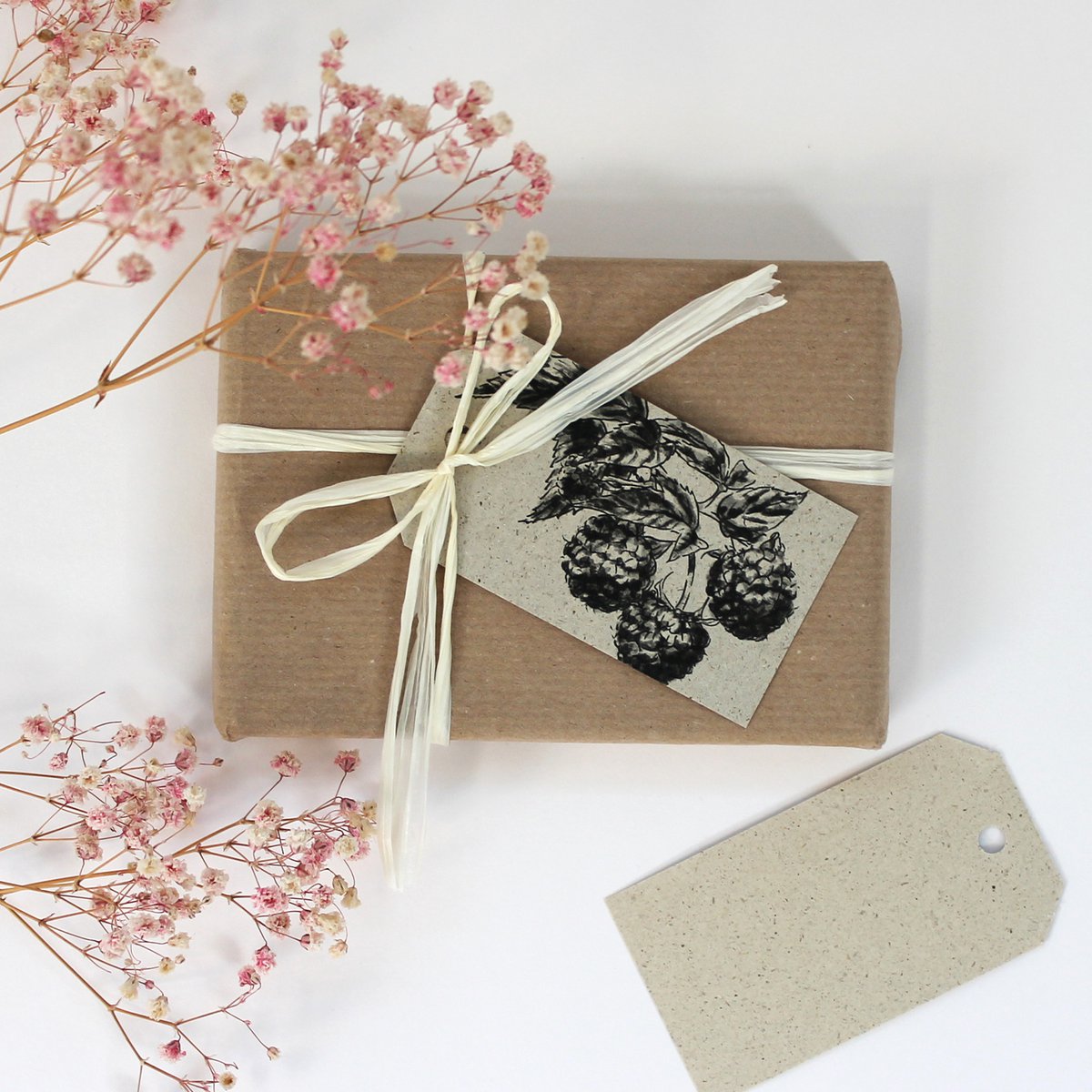 Geschenkanhänger aus Graspapier, Himbeere