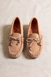 BINITA BEIGE – Wildleder-Mokassins im Kiowa-Stil mit Fransendetail