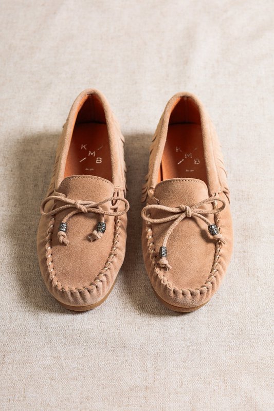 BINITA BEIGE – Wildleder-Mokassins im Kiowa-Stil mit Fransendetail