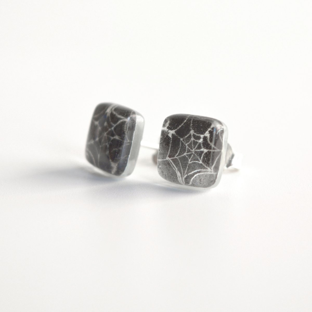 Unieke oorbellen met spinnenwebknopen, zwarte kleur, gerecycled glas en sterling zilver