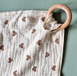 Panno coccole con anello da dentizione in faggio - Cuori