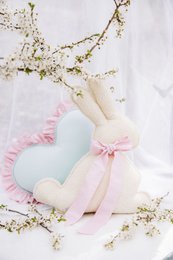 Fluffy Boucle Paashaaskussen "Roze Strik"