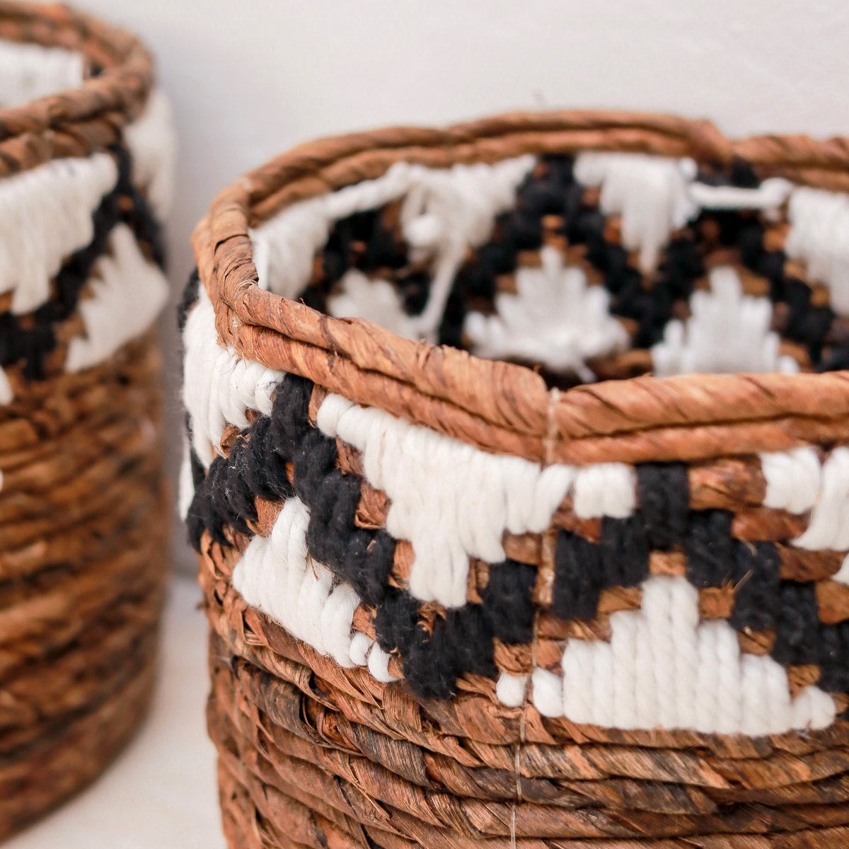 Cesta pequeña redonda para plantas o como cesta de almacenamiento | Cesta Boho Tejida SADARA con Patrón Macramé