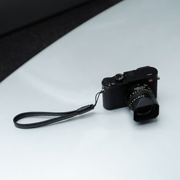 Cinturino da polso per fotocamera minimalista in pelle nera per fotocamere digitali di piccole e medie dimensioni