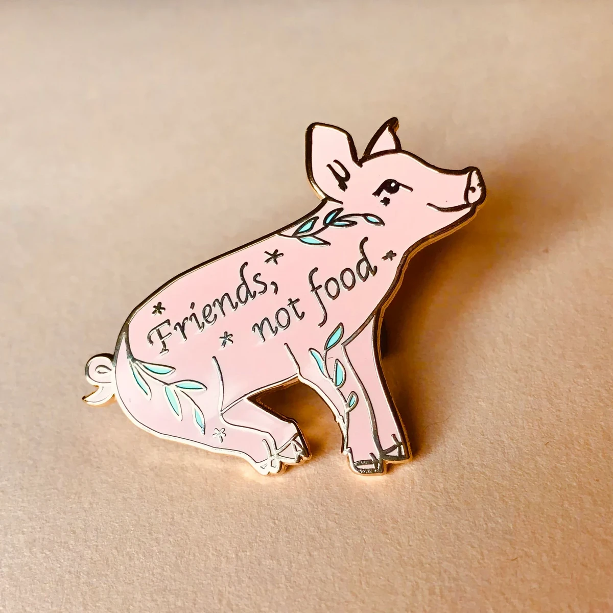 Süßer veganer Schwein Emaille Pin "Friends, No Food".