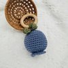 Handgefertigte gehäkelte Rassel mit Buchenholzring - Blaubeere