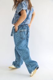 Luźne, sprane dżinsy w stylu vintage