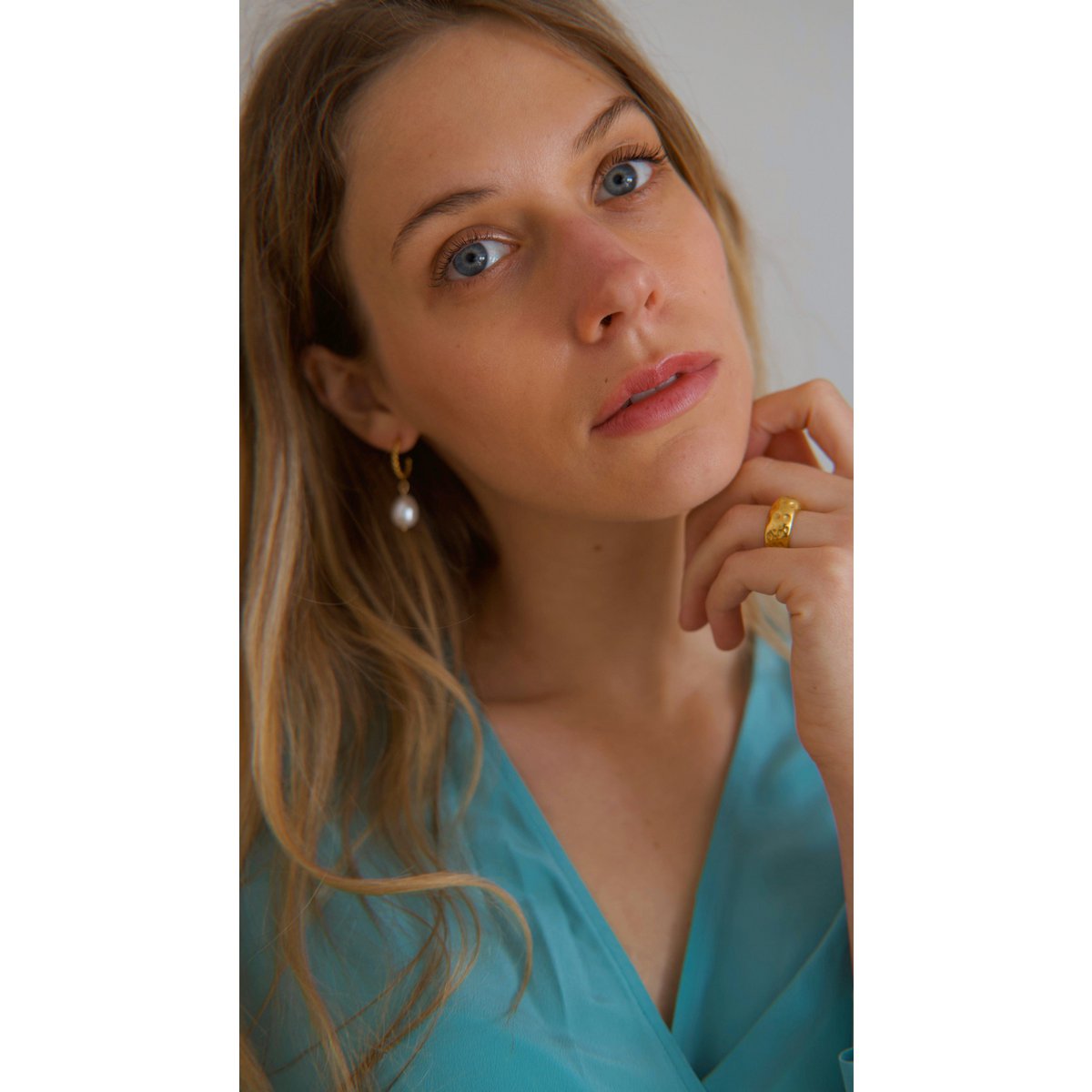Frida - Croissant Pearl Hoops
