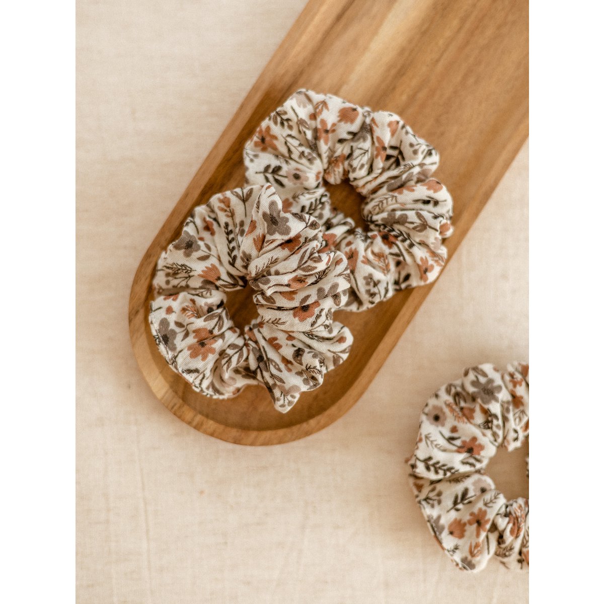 Breites Scrunchie / Ditsy Blumen