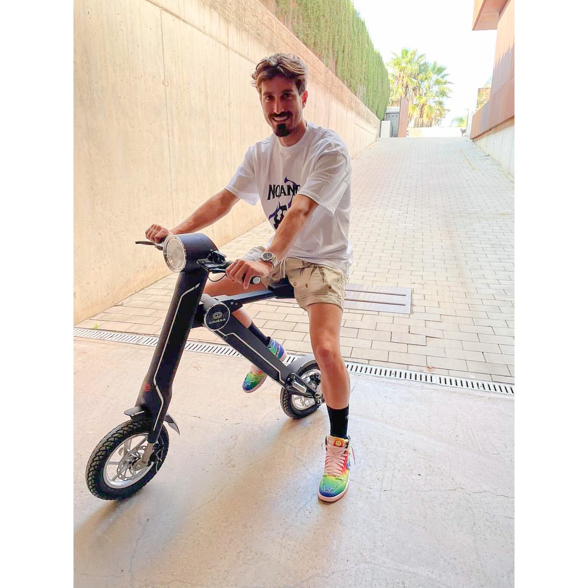 De officiële exclusieve Cruzaa E-Scooter Carbon Black