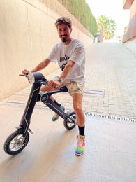 Der offizielle exklusive Cruzaa E-Scooter Carbon Black