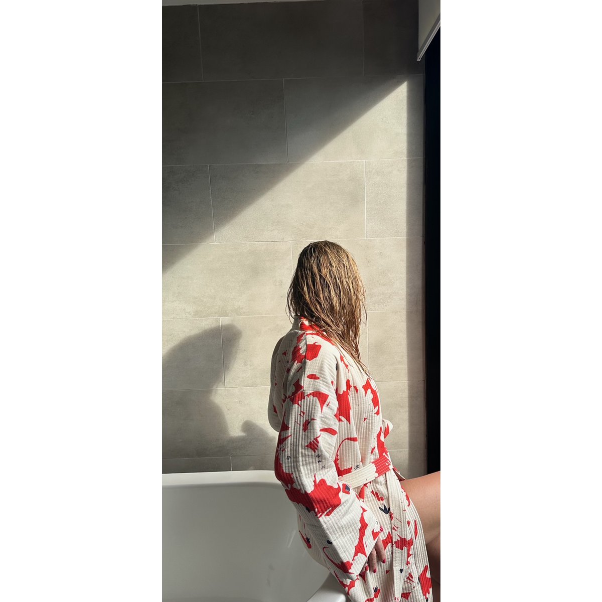 Sakura Kimono - 100% katoen met eigentijds patroon in sakura rood en gebroken wit, te gebruiken als bad- of huisjas maar ook als jasje