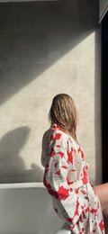 Kimono Sakura - 100% cotone con motivo contemporaneo in rosso sakura e bianco sporco, può essere utilizzato come accappatoio o per la casa ma anche come giacca