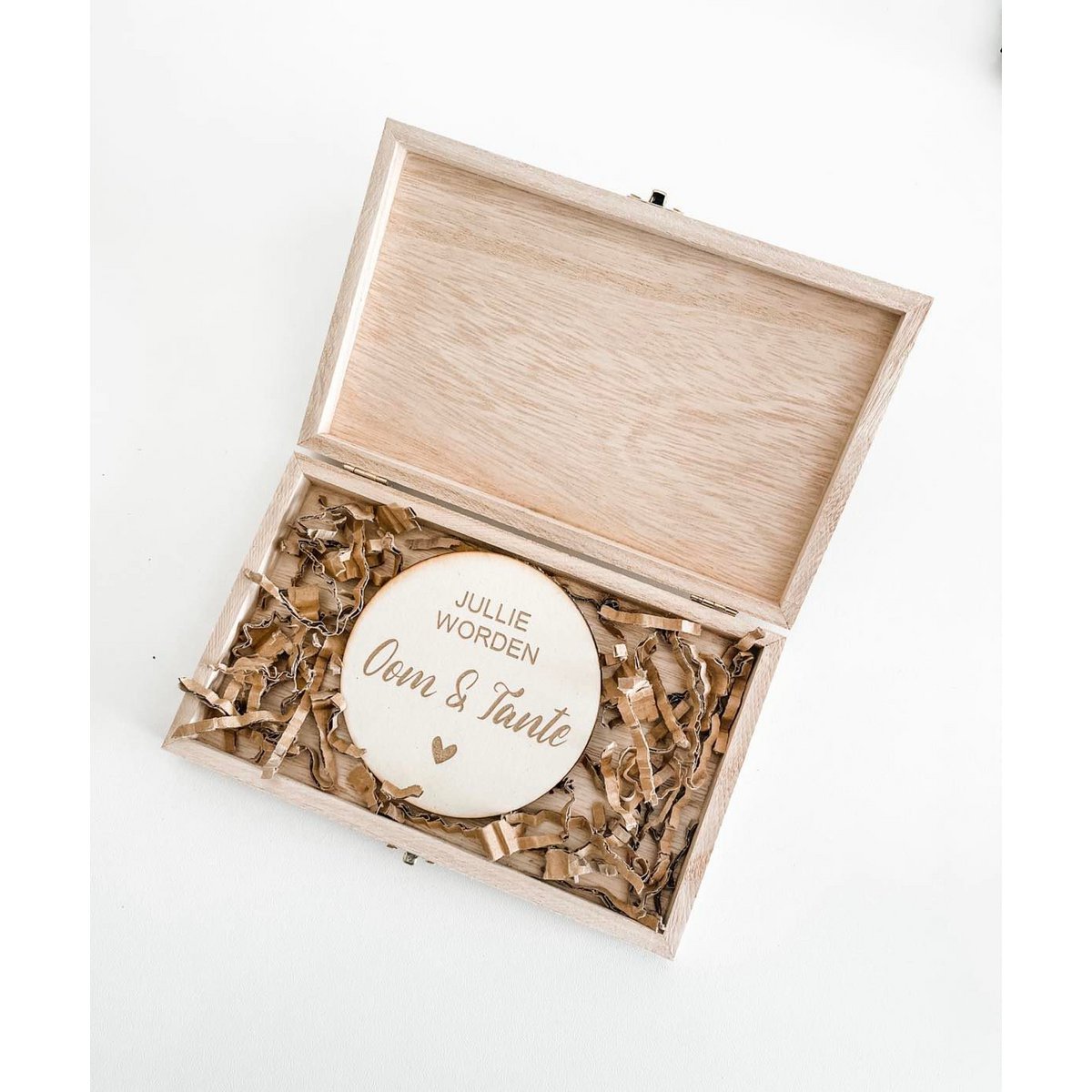 Box with pregnancy announcement circle ''Uncle & Aunt''
