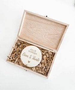 Box with pregnancy announcement circle ''Uncle & Aunt''