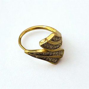 The Wave Ring w Zirconium Stones