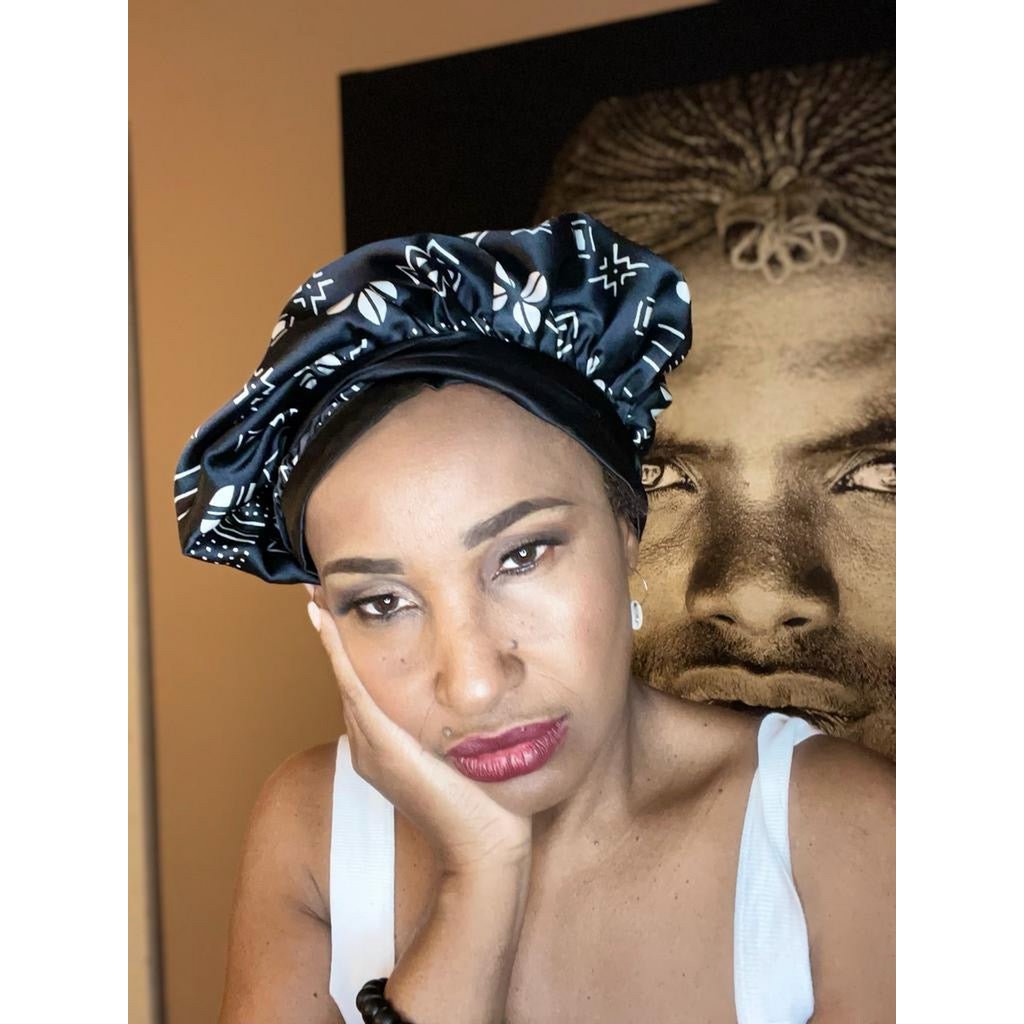 Satynowa czapka śpiąca Mama Theresa na afro -locken - Polka Dot Bogolan Print