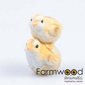 CHICKS ON EACH OTHER 8CM HANGING ON A ROPE