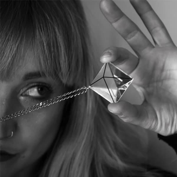 Naszyjnik z geometryczną piramidą z pleksiglasu – minimalistyczny współczesny design