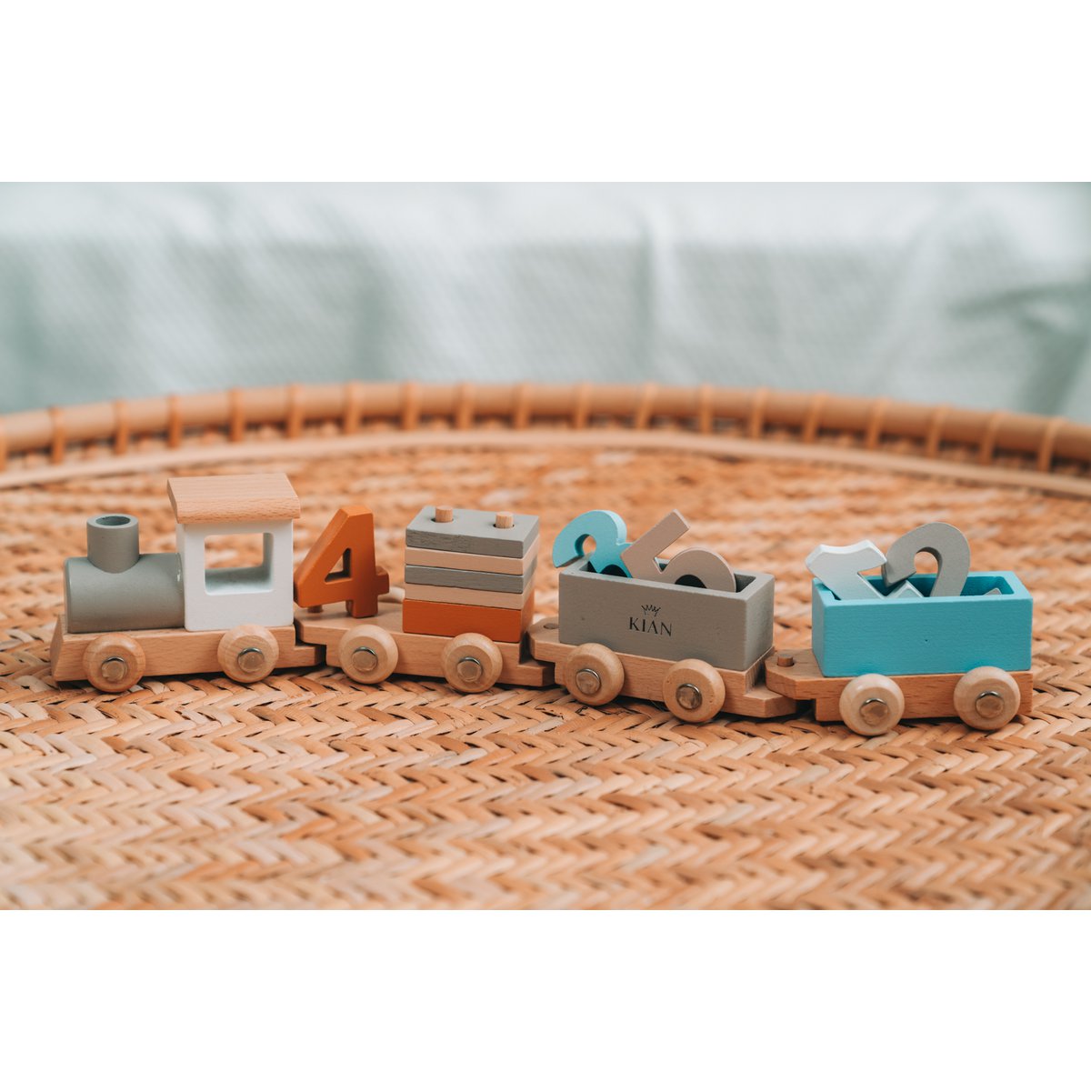 KIAN Family: Wooden locomotive with building blocks