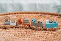 KIAN Family: Wooden locomotive with building blocks