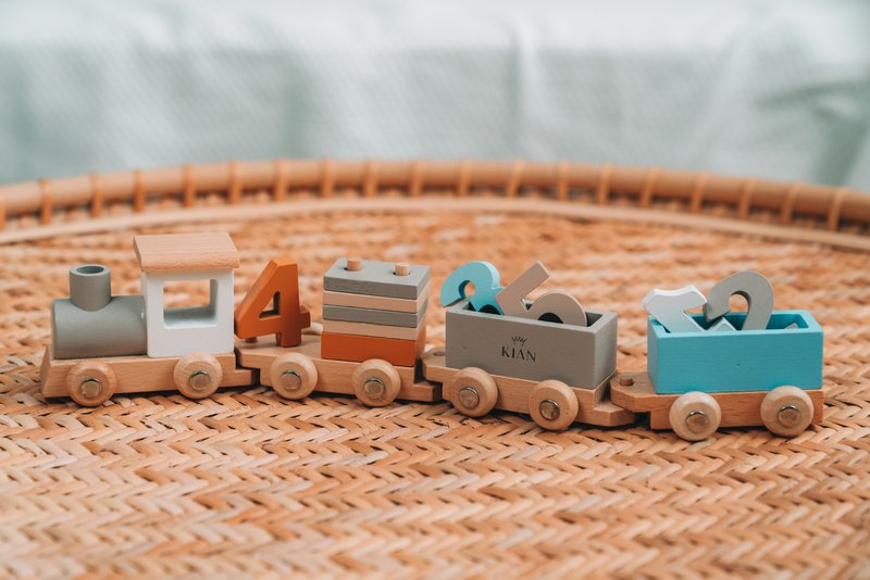 KIAN Family: Wooden locomotive with building blocks