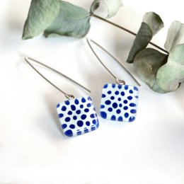 Kobaltblaue Polka Dot Ohrringe, quadratischer Glasanhänger mit langen Haken aus Sterlingsilber