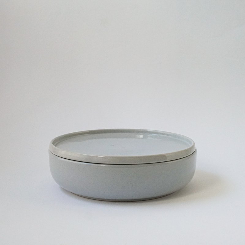 Bowl 22 cm with lid/plate Hollyhock - arctic gray - 1,000 ml