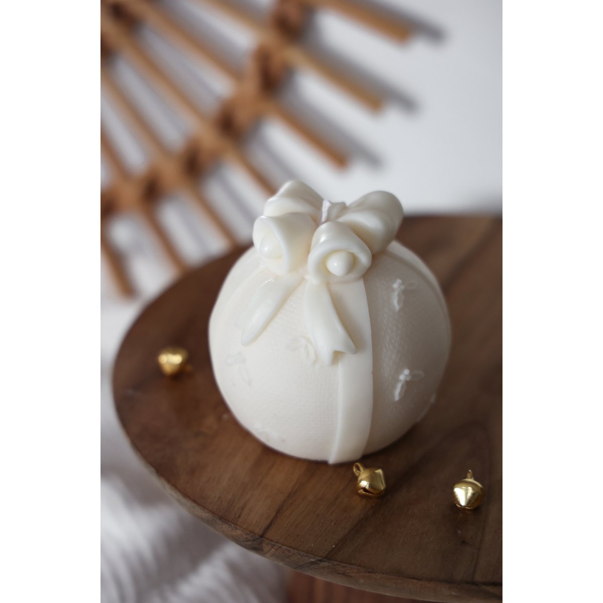 Weihnachtskugel mit Schleife