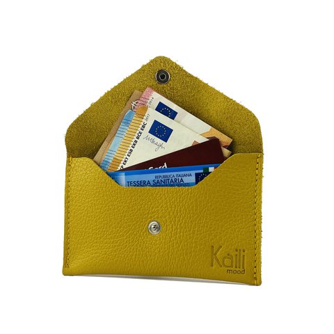 K0040RB | Zakje met klep Made in Italy in echt volnerf leer, generfd dollar - Kleur geel - Afmetingen: 13 x 8 x 0,5 cm - Verpakking: stijve bodem/deksel Geschenkdoos