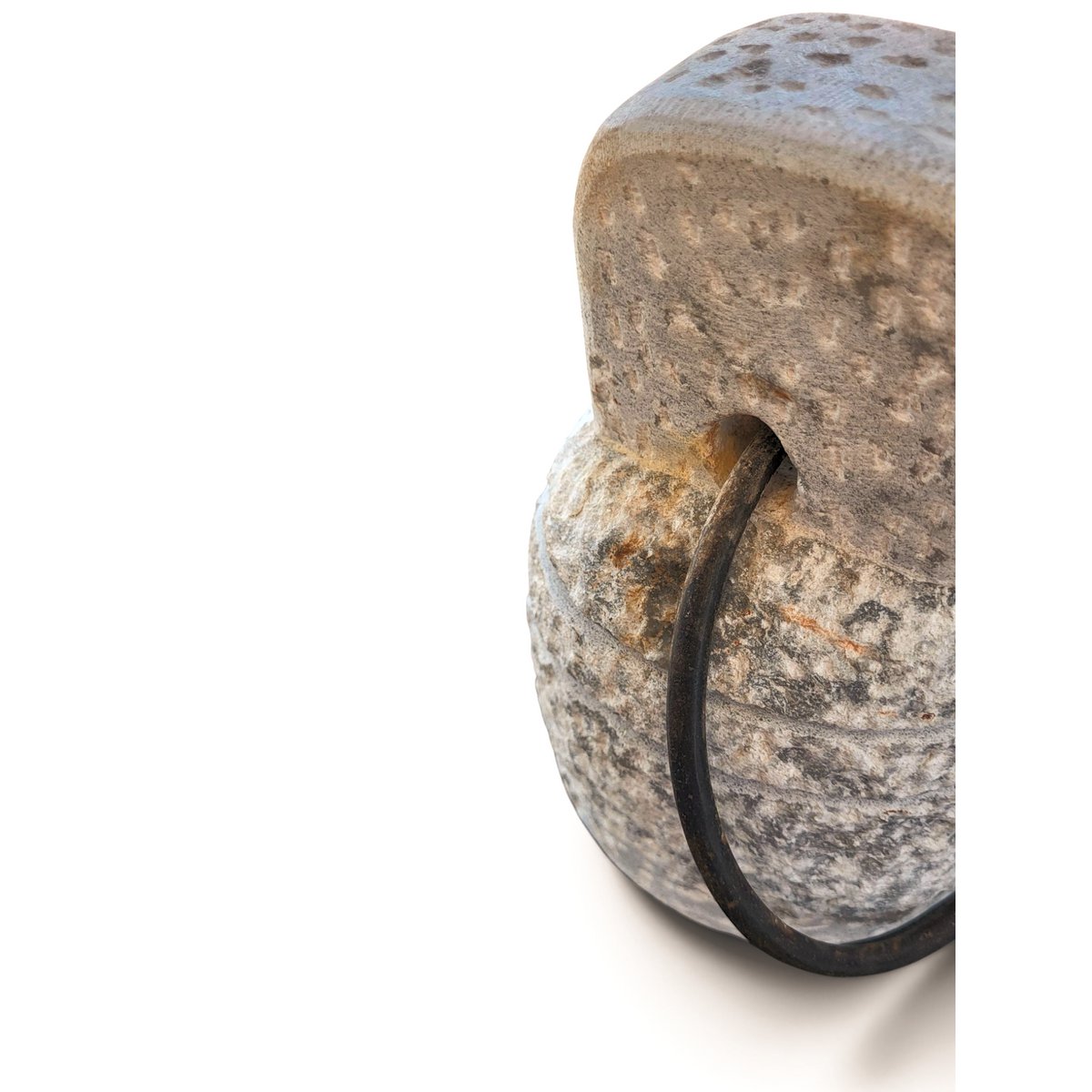 V.l24 Türstopper aus Stein mit Ring aus gealtertem Eisen