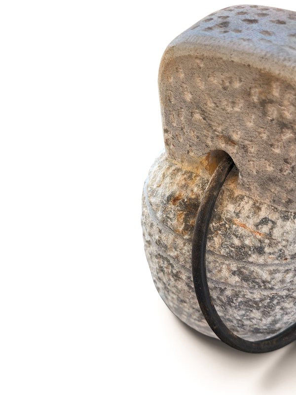 V.l24 Türstopper aus Stein mit Ring aus gealtertem Eisen