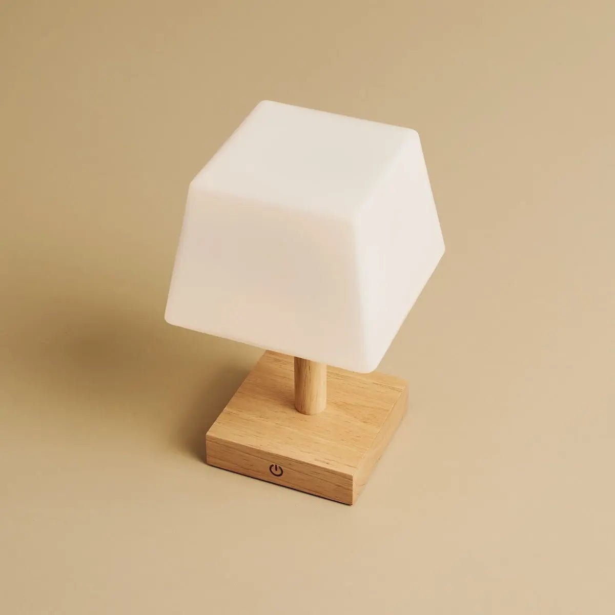 Lampada da tavolo ricaricabile Tommy in legno marrone chiaro