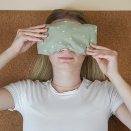 Afslapningspuder til øjnene med organisk stavet og organisk lavendel-heart matcha