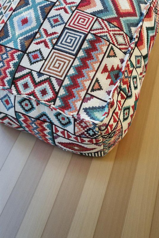 n.76 Cuscino da terra e Pouf