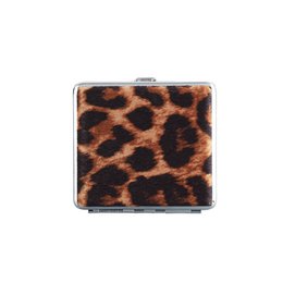 Student mit Leopard- und Zebra -Zigaretten