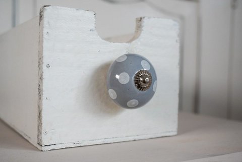 Grauer Möbelknopf mit Punkten 4 cm Isabelle Rose