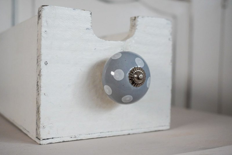 Grauer Möbelknopf mit Punkten 4 cm Isabelle Rose