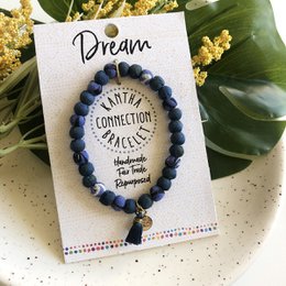  Handmade beaded bracelet with the word "Dream" and a connection symbol. Made with natural blue stones, this bracelet is a stylish accessory for everyday wear.