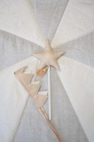 Märchenhaftes Kronen- und Zauberstab-Zauberset „Beige“