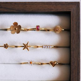 Minimalistischer Ring mit einer kleinen Blume